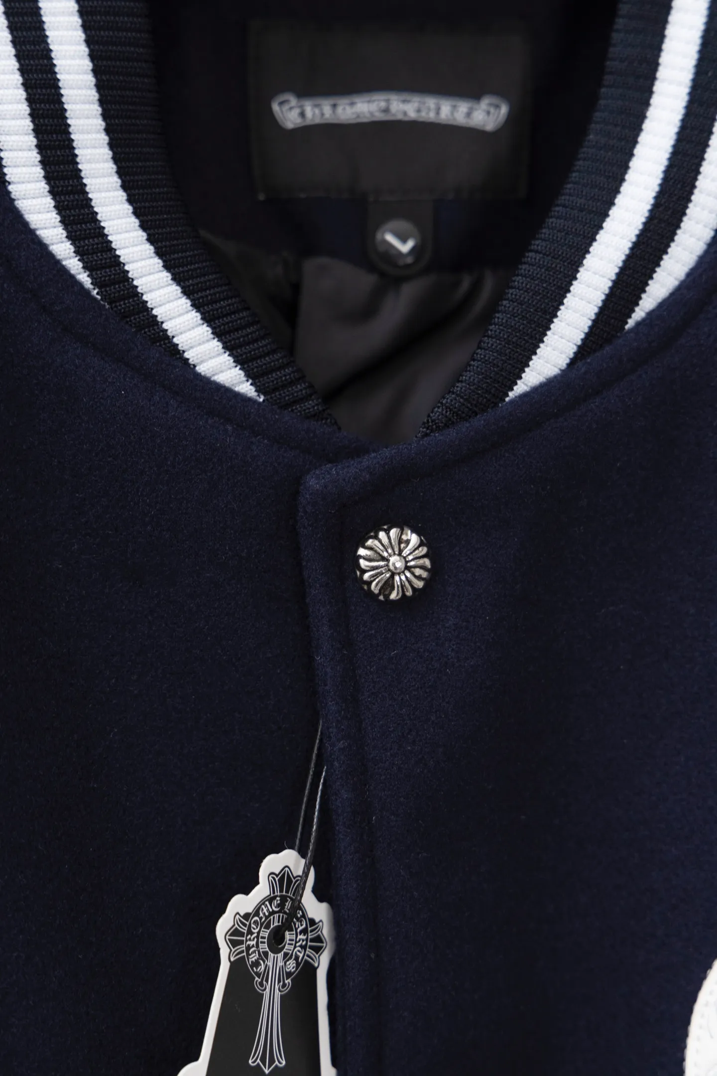 P370 Model No.: S015 Chromehearts/Cro Hearts Cross Embroidered Letters Leather Sleeves Spliced ​​Baseball Jacket Channel Boutique The most popular baseball jacket among fashionable men and fashionable women. There are versions at all levels in the market (you must compare the details). The most powerful quality control has been producing and researching baseball uniforms for 7 years. The details are exquisite. With it, you are the most beautiful boy in the world. The paint-coated full-face four-button buckle (button with LOGO), the average weight of the fabric is nearly 900 grams, and it is made of wool + eyeliner blended, custom-woven and dyed wool with high color fastness. The lining is made of silky and delicate cupro fiber! The texture is thick, the color is more uniform and beautiful, and the sharp edges and corners are full of three-dimensionality, showing laziness, casualness, and youthful vitality! Color: Black Navy Size: S-XL